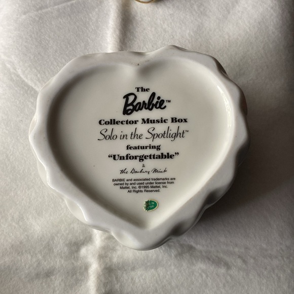 The Barbie collector music box.
Solo in the spotlight.
Featuring “unforgettable” - Picture 3 of 4